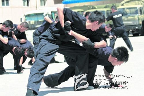 康定公安：打造藏區一流警隊