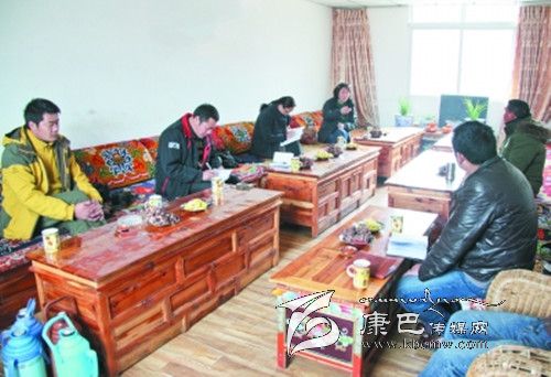 甘孜日報社扎實(shí)開(kāi)展教育實(shí)踐活動(dòng)掠影