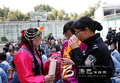 成都女子監獄里的藏歷木馬新年