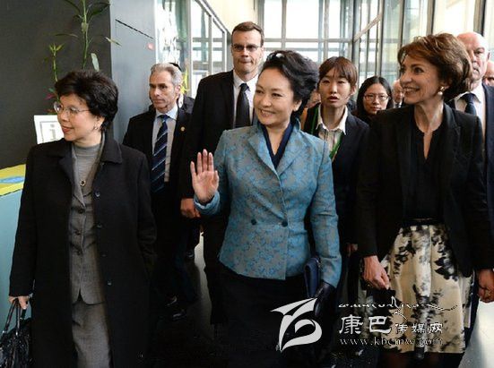 彭麗媛在巴黎尼克爾兒童醫院看望患病兒童