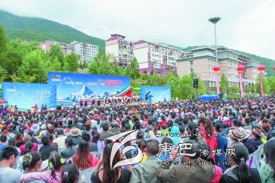 2014中國康定·國際情歌節開(kāi)幕式掠影