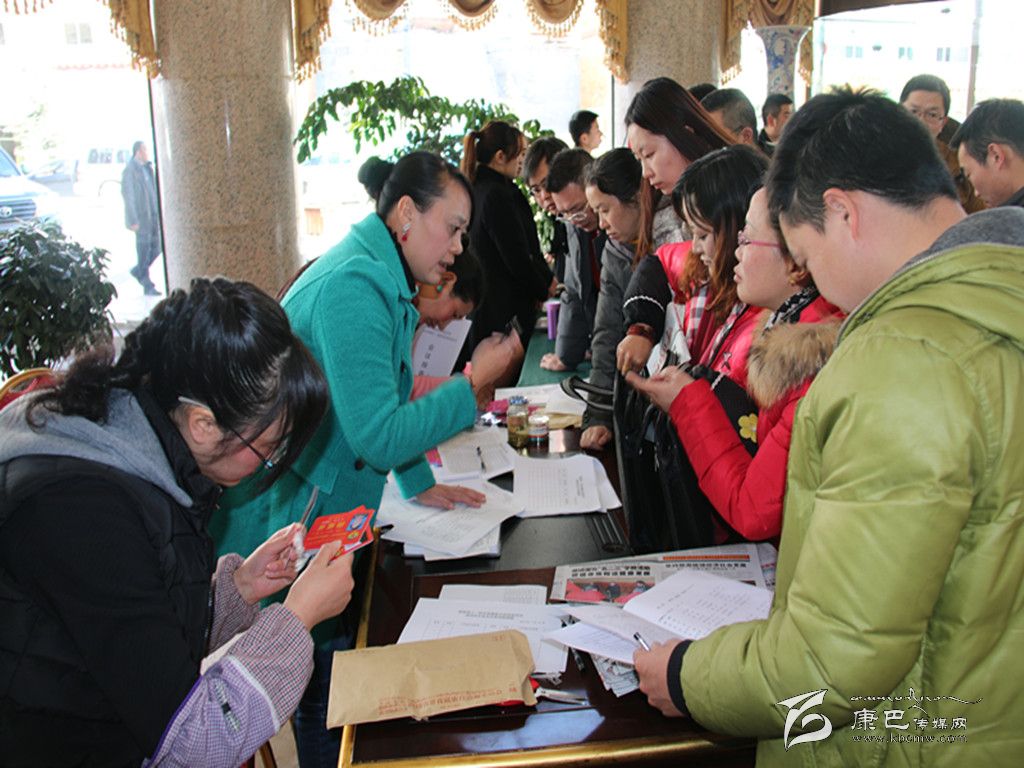 出席州政協(xié)第十二屆第四次會(huì )議委員陸續報到
