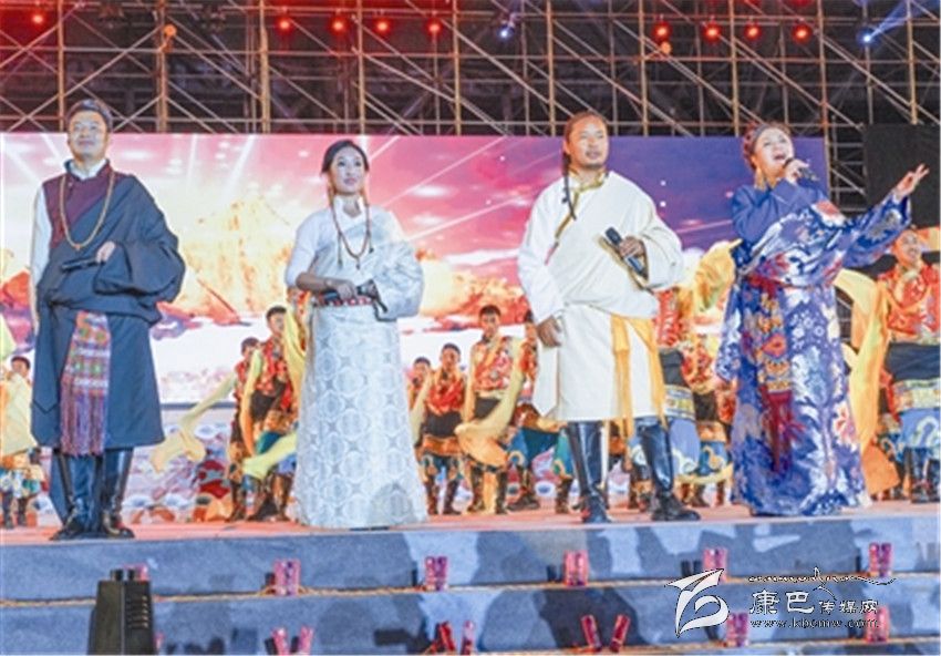 跑馬山下星光閃耀——第九屆康巴藝術(shù)節閉幕式文藝演出掠影