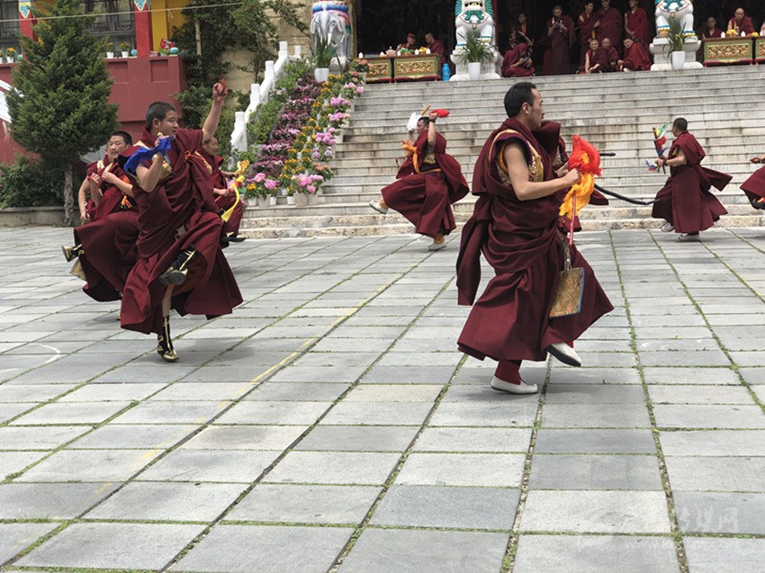 四月八轉山會(huì )南無(wú)寺跳神