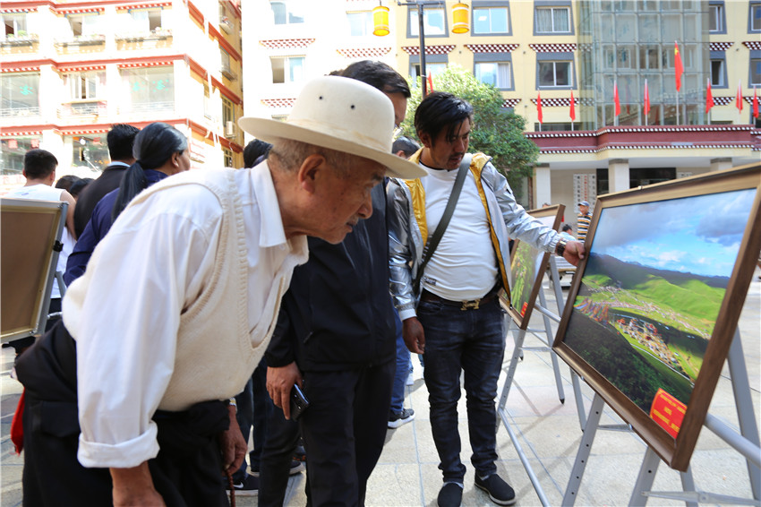 當地群眾前來(lái)觀(guān)展.JPG