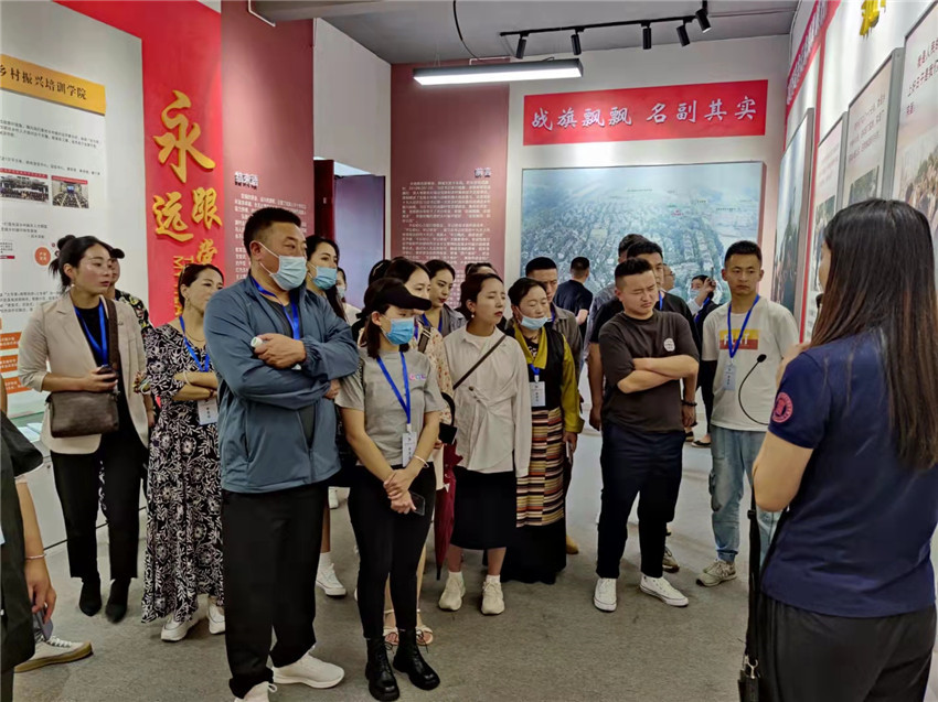 學(xué)員們在參.jpg