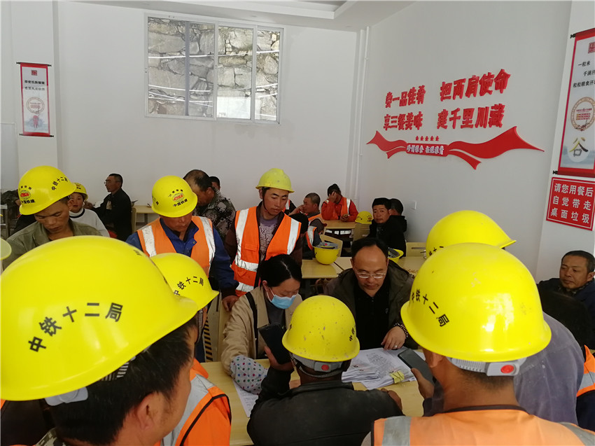 康定支行：在民工食堂被農民工兄弟簇擁辦卡現場(chǎng).jpg