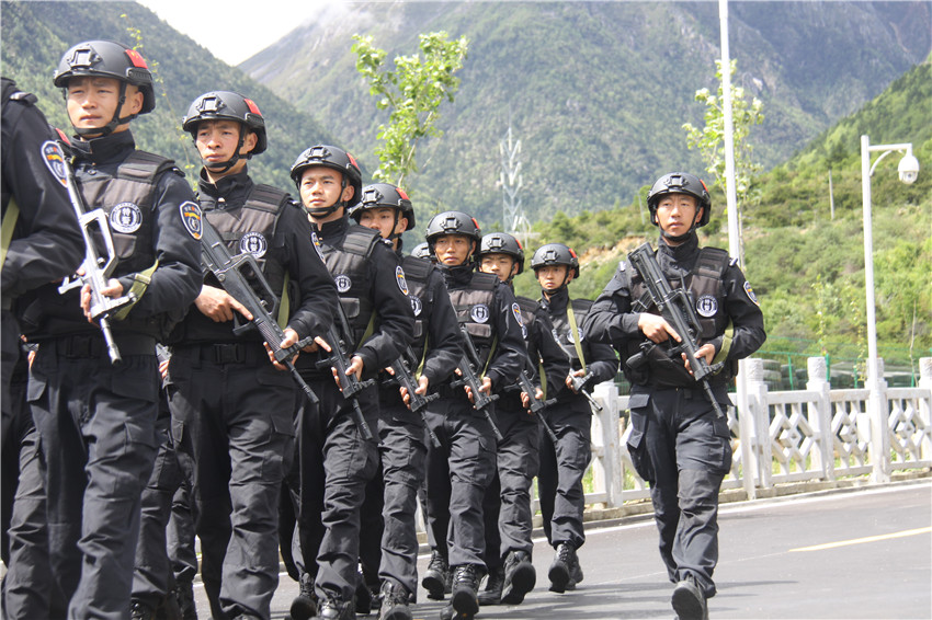 徐凱正帶著(zhù).jpg