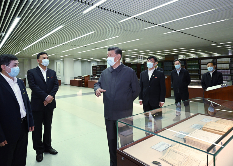 2022年4月25日，習近平來(lái)到中國人民大學(xué)考察調研。這是他在圖書(shū)館考察。