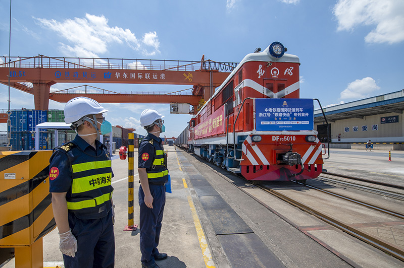 2022年6月29日，浙江金華，中老鐵路國際貨運列車(chē)浙江號“鐵路快通”首趟專(zhuān)列經(jīng)海關(guān)監管后，從浙江省鐵路金華南站鳴笛啟程，經(jīng)磨憨口岸駛向老撾萬(wàn)象。