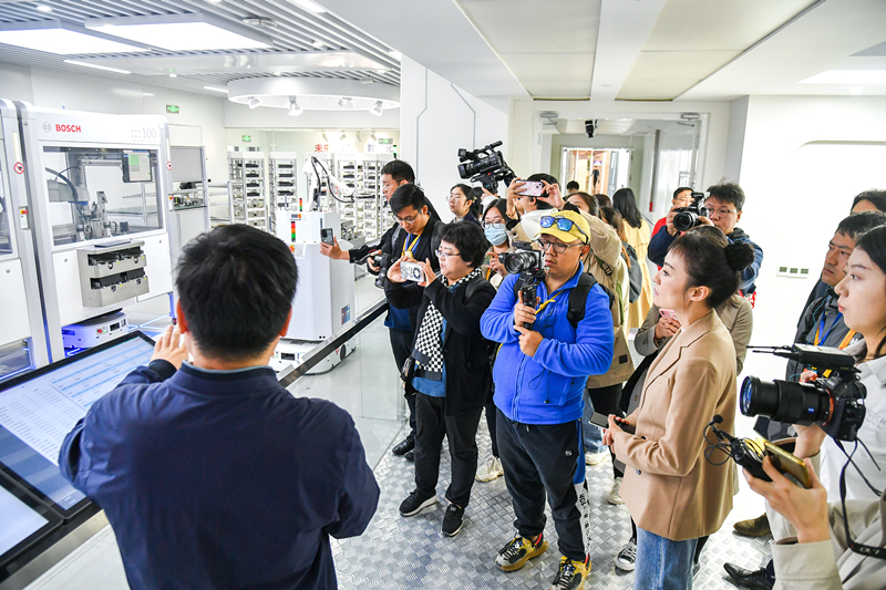 2023年10月16日，第三屆“一帶一路”國際合作高峰論壇新聞中心組織中外記者采訪(fǎng)。記者在中德大廈內的博世未來(lái)工廠(chǎng)展區參觀(guān)，了解其高質(zhì)量創(chuàng  )新發(fā)展成果。
