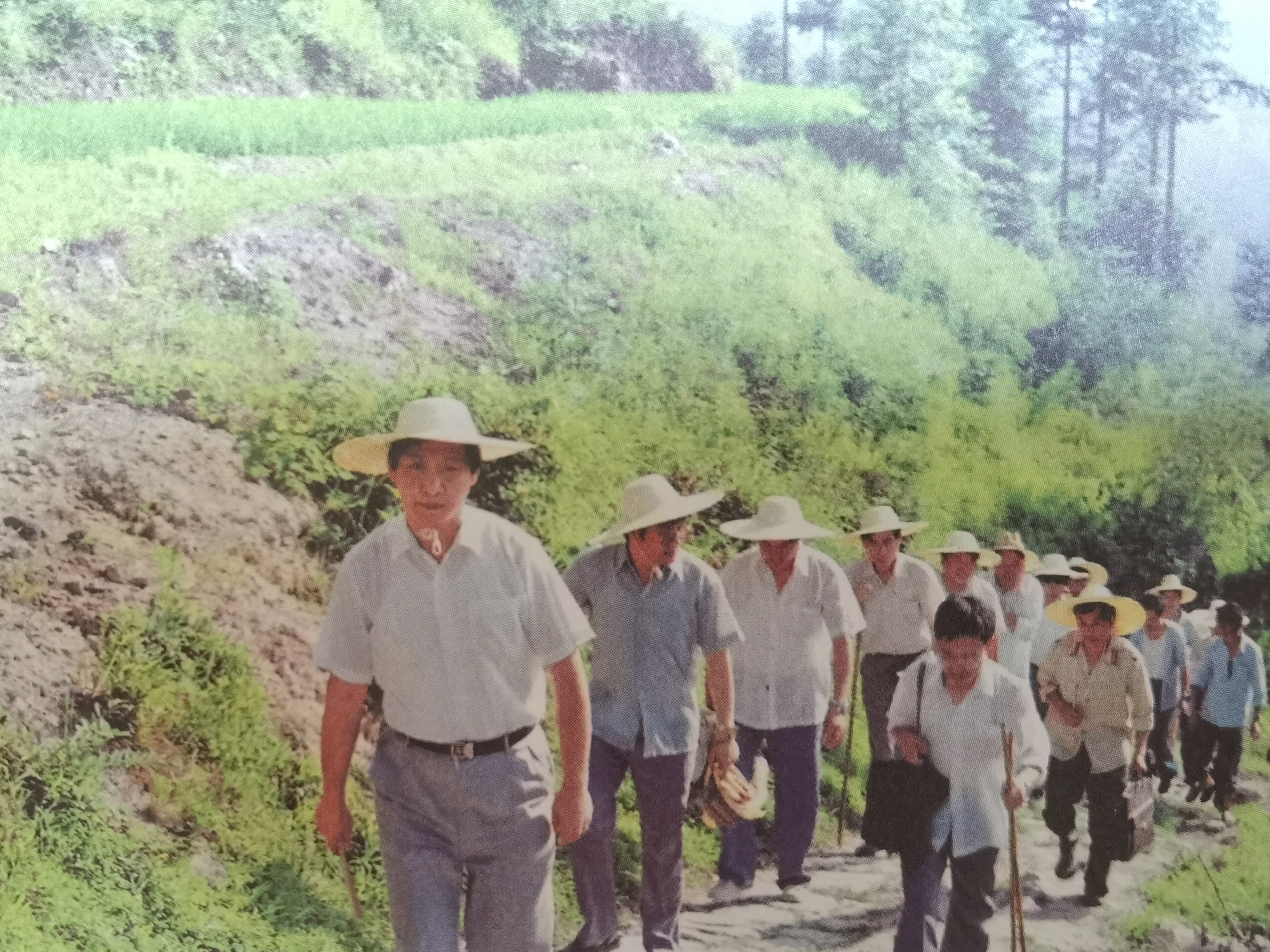 1989年7月，習近平冒著(zhù)酷暑，帶頭步行到下黨鄉調研。