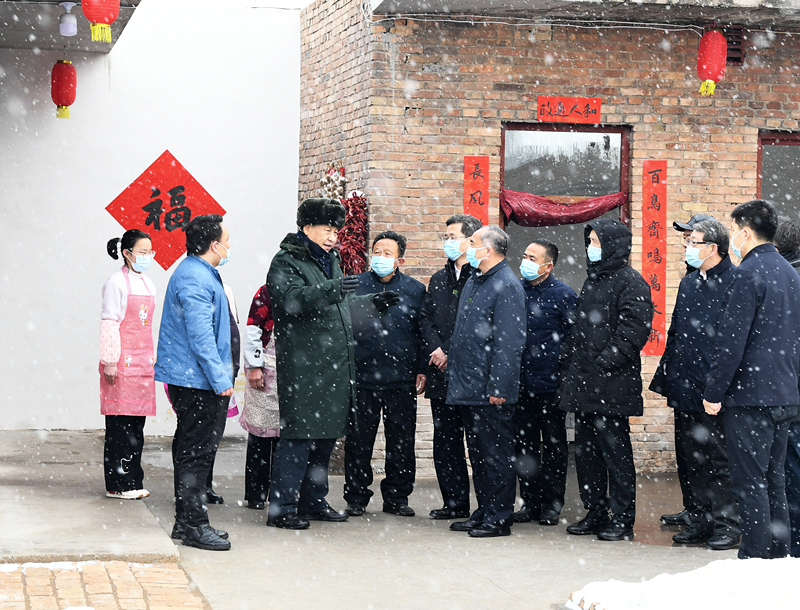 2022年1月26日，習近平總書(shū)記在山西霍州馮南垣村受災村民師紅兵家看望。