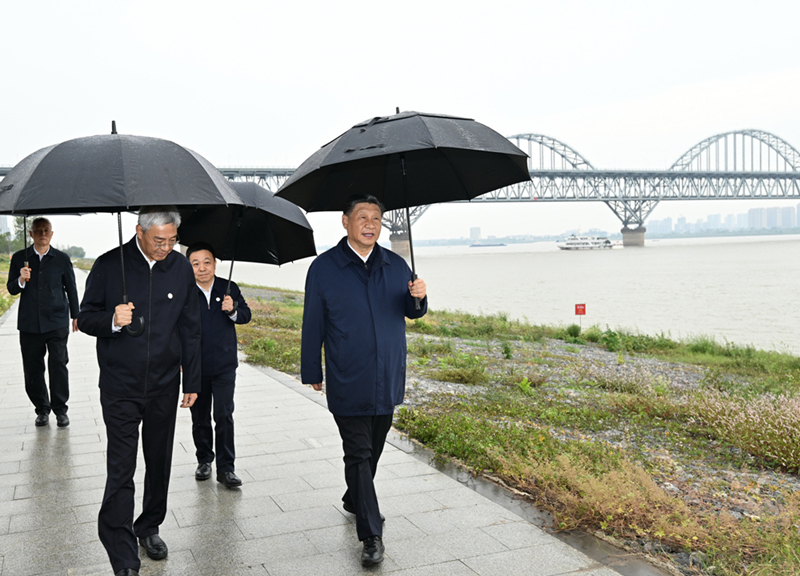 2023年10月10日，習近平在長(cháng)江國家文化公園九江城區段考察時(shí)，冒雨沿江堤步行察看沿岸風(fēng)貌。