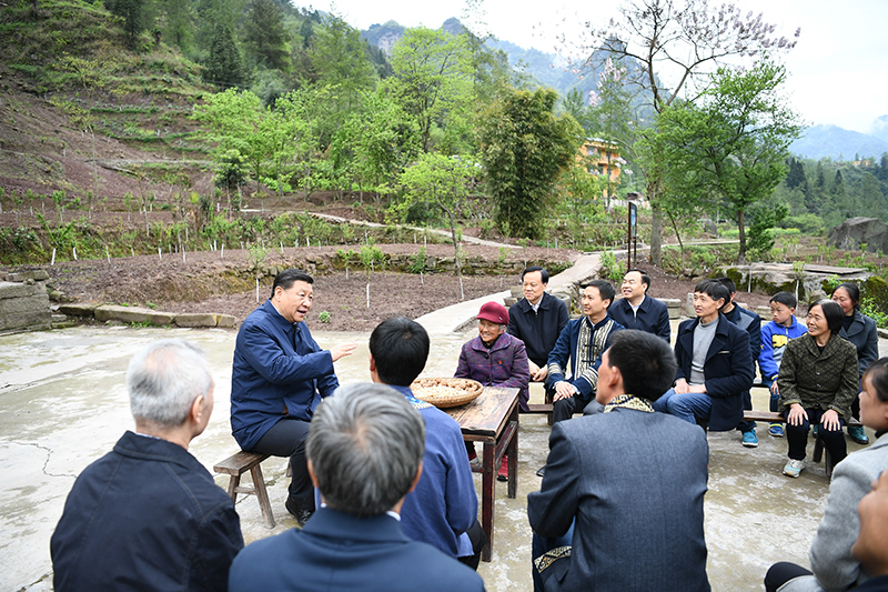 2019年4月15日，習近平總書(shū)記在重慶石柱土家族自治縣中益鄉華溪村同村民代表、基層干部、扶貧干部、鄉村醫生等圍坐在一起，共話(huà)脫貧攻堅。