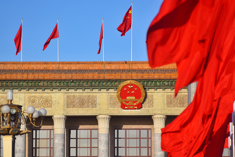 2024年3月8日，北京上空現“兩會(huì )藍”，人民大會(huì )堂前紅旗飄揚。