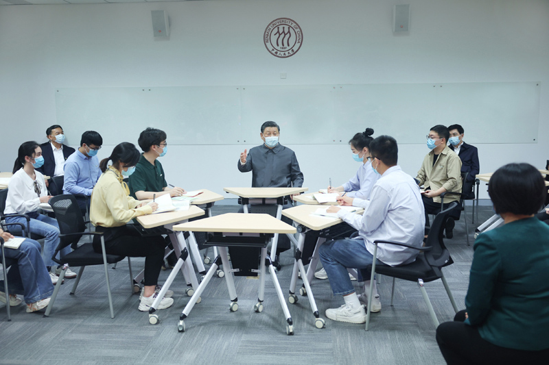 2022年4月25日，習近平總書(shū)記來(lái)到中國人民大學(xué)考察調研。這是總書(shū)記在立德樓觀(guān)摩思政課智慧教室現場(chǎng)教學(xué)并參與討論。