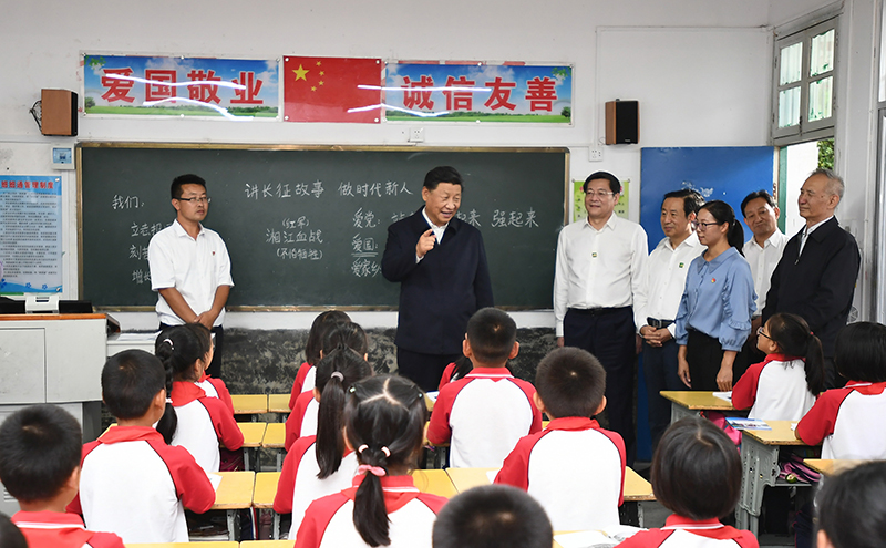 2020年9月16日，習近平總書(shū)記在湖南省郴州市汝城縣文明瑤族鄉第一片小學(xué)，同正在上思政課的同學(xué)們親切交流。