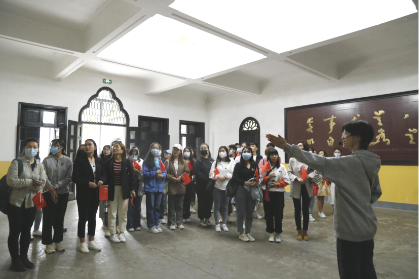 2021年5月20日，在喜迎中國共產(chǎn)黨建黨100周年之際，我校開(kāi)展了少數民族學(xué)生“學(xué)黨史、感恩黨、跟黨走”紅色研學(xué)活動(dòng)。