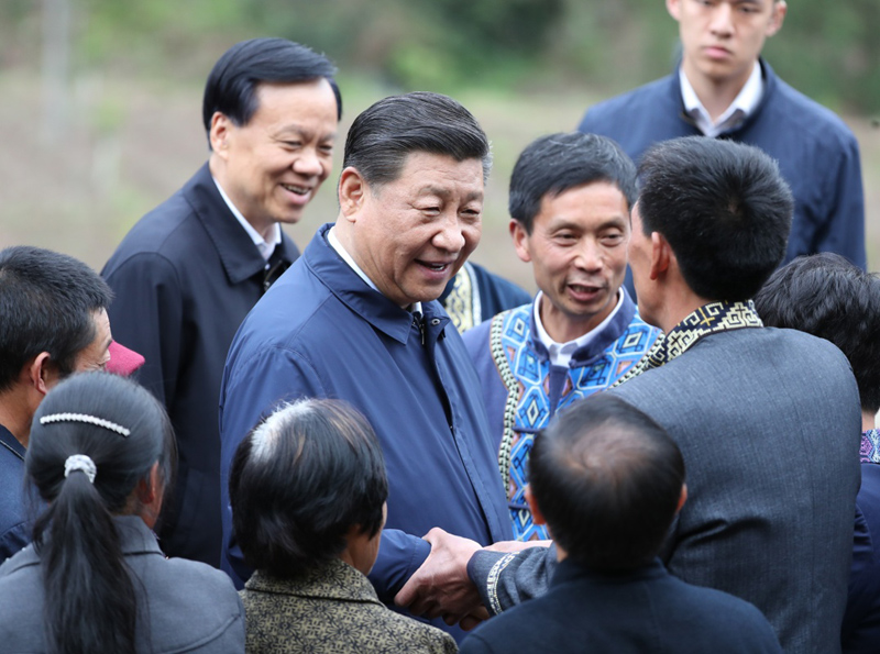2019年4月15日至17日，中共中央總書(shū)記、國家主席、中央軍委主席習近平在重慶考察，并主持召開(kāi)解決“兩不愁三保障”突出問(wèn)題座談會(huì )。這是4月15日下午，習近平在石柱土家族自治縣中益鄉華溪村同村民親切交流。新華社記者 丁海濤 攝