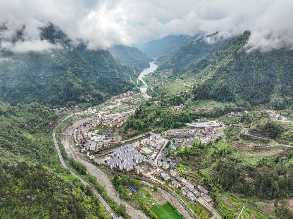 這是2024年4月11日拍攝的重慶石柱土家族自治縣中益鄉景色（無(wú)人機照片）。新華社記者 唐奕 攝