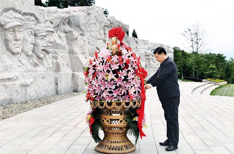 2021年4月25日至27日，中共中央總書(shū)記、國家主席、中央軍委主席習近平在廣西考察。這是25日上午，習近平在位于桂林市全州縣的紅軍長(cháng)征湘江戰役紀念園，向湘江戰役紅軍烈士敬獻花籃。 新華社記者 謝環(huán)馳/攝
