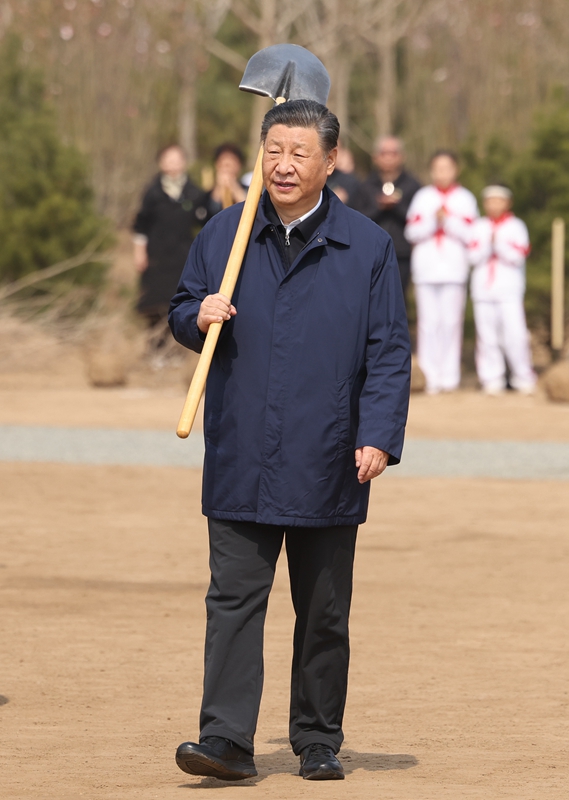 2024年4月3日，習近平總書(shū)記來(lái)到北京市通州區潞城鎮參加首都義務(wù)植樹(shù)活動(dòng)。