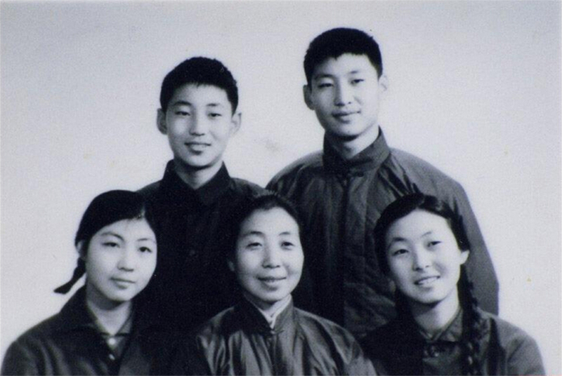 1972年冬，齊心和子女們。前排右起:齊橋橋、齊心、習安安。后排右起:習近平、習遠平。