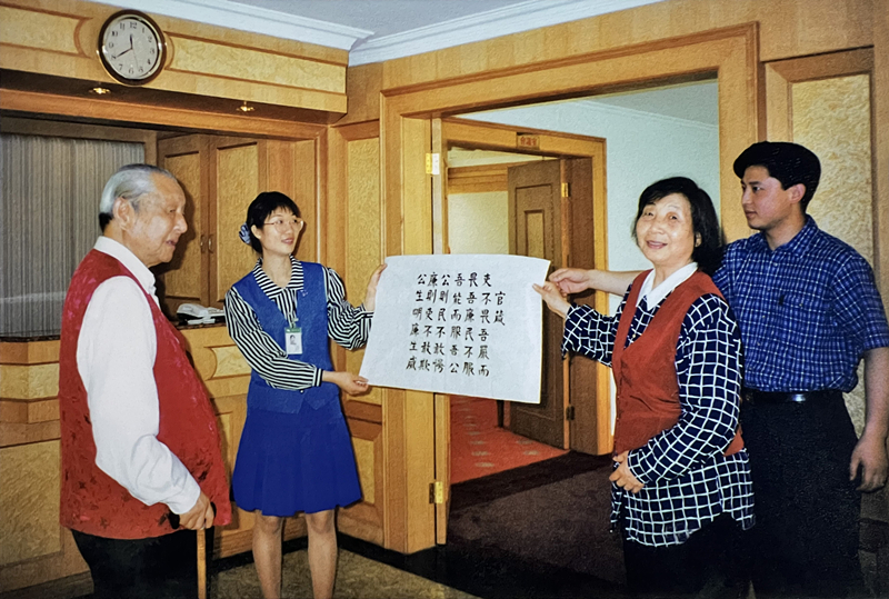 1999年3月，習仲勛欣賞齊心的書(shū)法作品《官箴》。