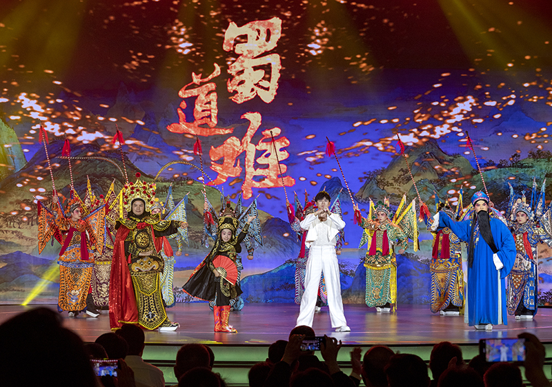 2023年10月13日，成都，“把青春華章寫(xiě)在祖國大地上”大思政課網(wǎng)絡(luò )主題宣傳和互動(dòng)引導活動(dòng)在四川大學(xué)舉行。