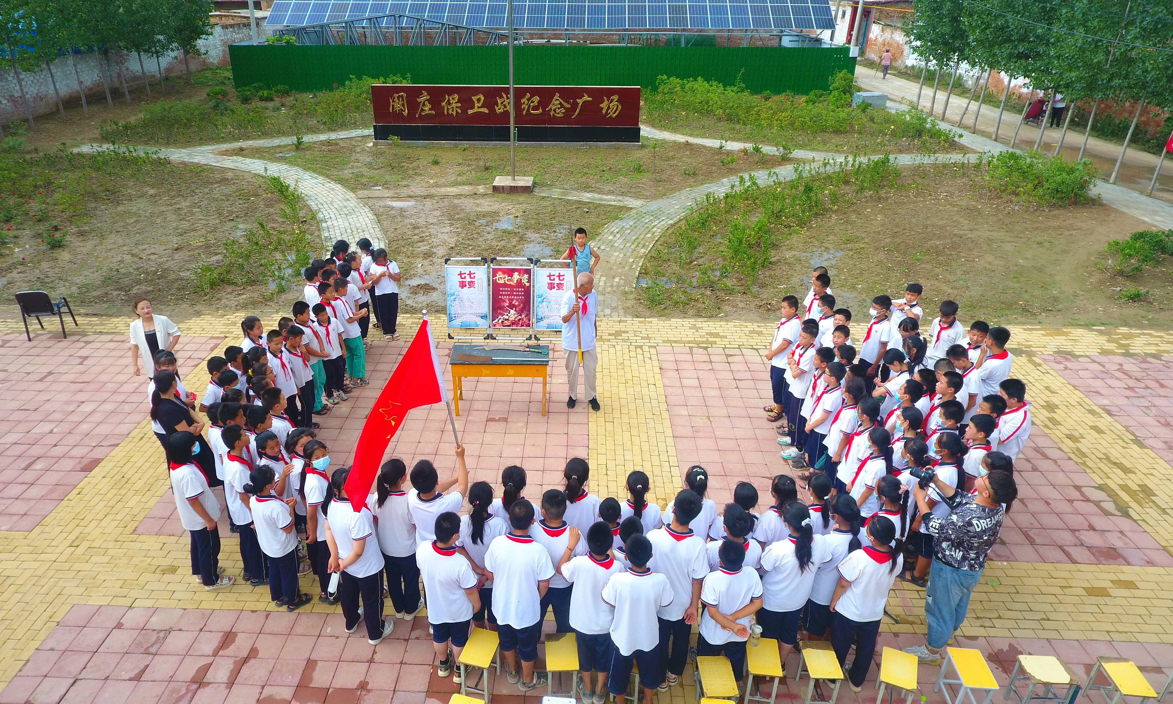 2022年7月6日，山東省聊城市，在茌平區菜屯鎮闞莊村的闞莊保衛戰紀念廣場(chǎng)，闞莊保衛戰親歷者王光木老人，為小學(xué)生們講述抗戰故事，展示大刀、長(cháng)矛。
