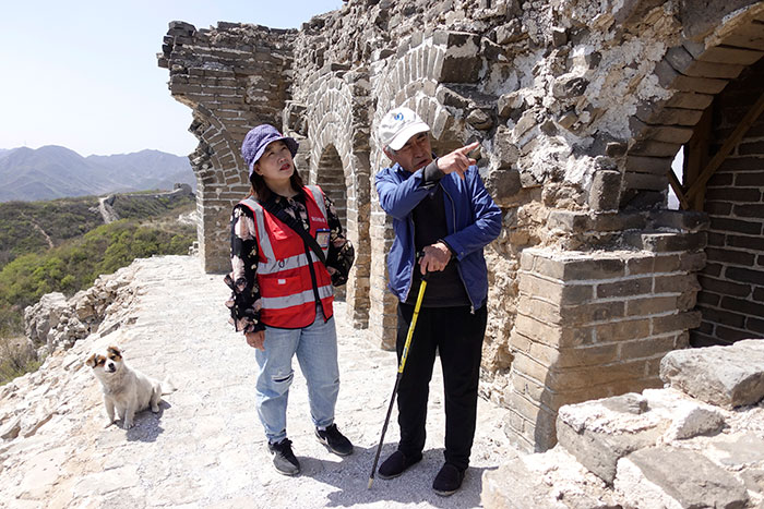 在明長(cháng)城遺址上，梅景田給外甥女劉紅巖講述長(cháng)城故事。