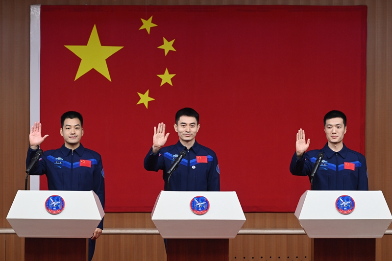 2024年月24日，神舟十八號載人飛行任務(wù)航天員葉光富（中）、李聰（右）、李廣蘇在酒泉衛星發(fā)射中心問(wèn)天閣與媒體記者集體見(jiàn)面。