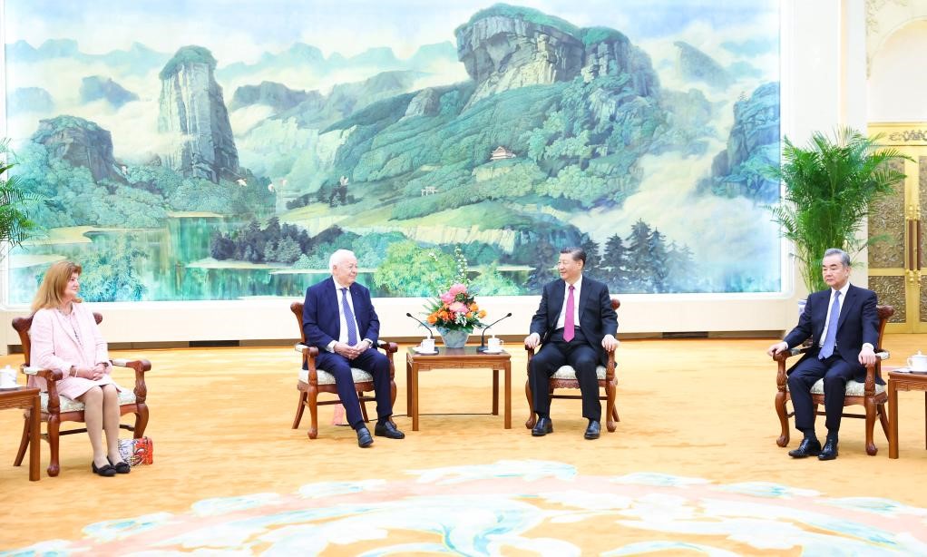 2024年4月8日，國家主席習近平在北京人民大會(huì )堂會(huì )見(jiàn)法國梅里埃基金會(huì )主席梅里埃夫婦。新華社記者 黃敬文 攝