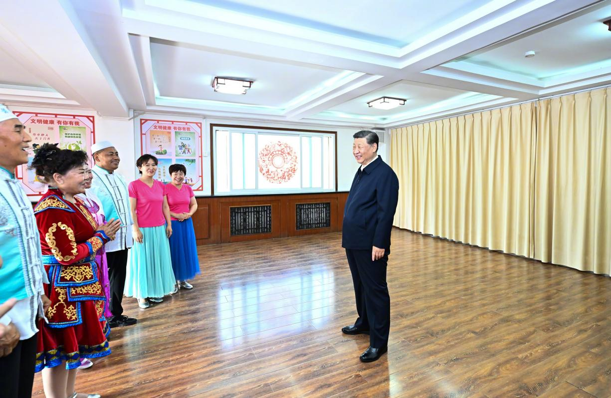 6月19日下午，習近平總書(shū)記在銀川市金鳳區長(cháng)城花園社區活動(dòng)室考察時(shí)，同社區居民親切交流。