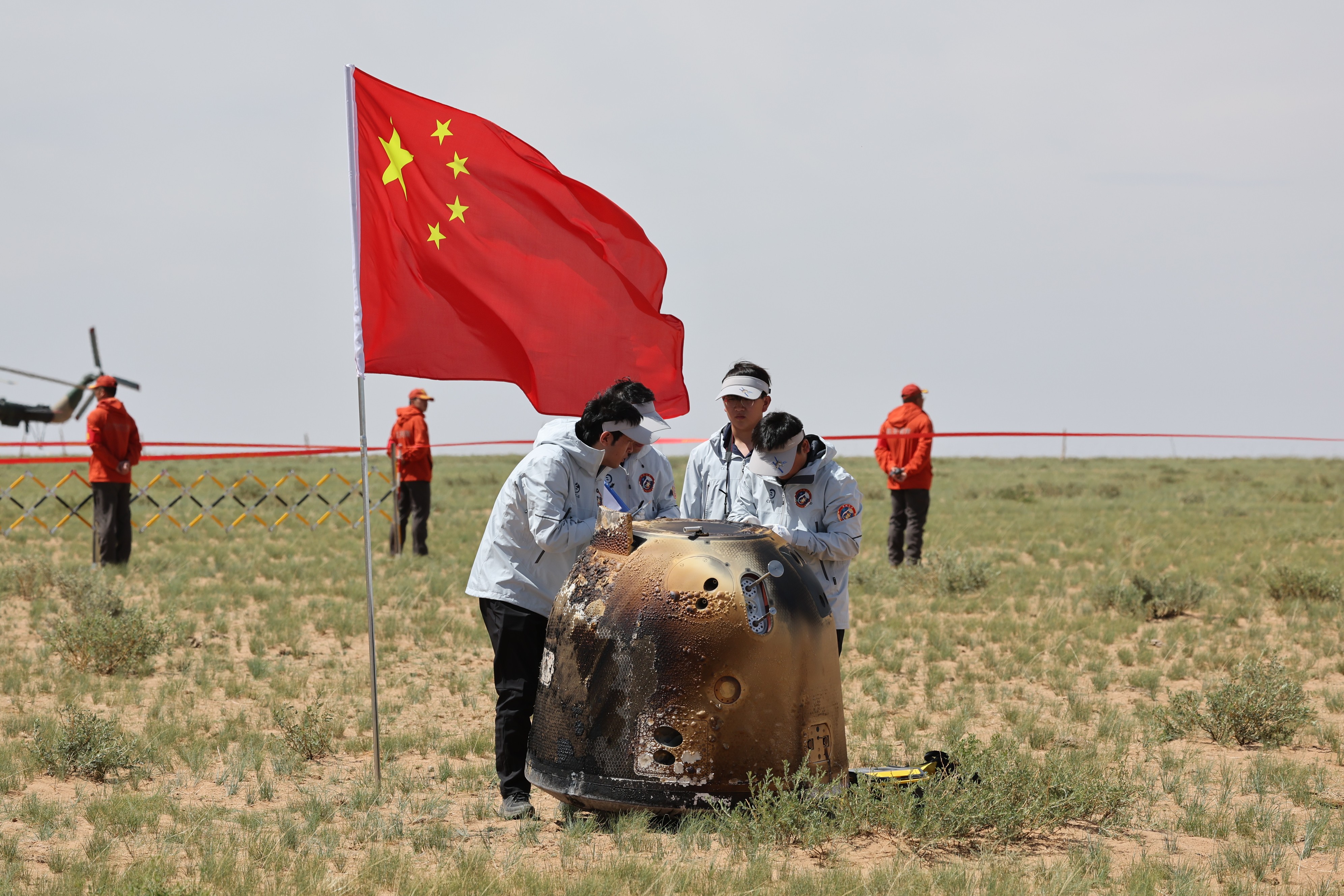 6月25日拍攝的嫦娥六號返回器回收現場(chǎng)。