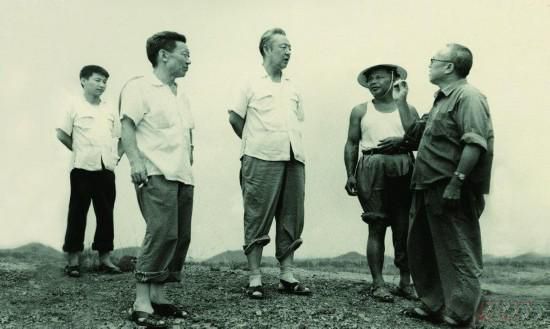 1978年8月，習仲勛（左三）在廣東惠陽(yáng)農村調研。在清華大學(xué)讀書(shū)的習近平（左一）利用暑假時(shí)間參加社會(huì )實(shí)踐，隨同父親一起下鄉。