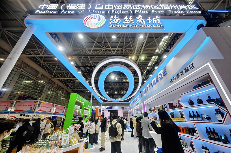 2024年3月18日，第四屆中國跨境電商交易會(huì )在福建福州開(kāi)幕。展會(huì )聚焦“鏈接跨境全流域 共建電商新生態(tài)”，集聚全國80余個(gè)外貿產(chǎn)業(yè)帶的上千家供應鏈企業(yè)。