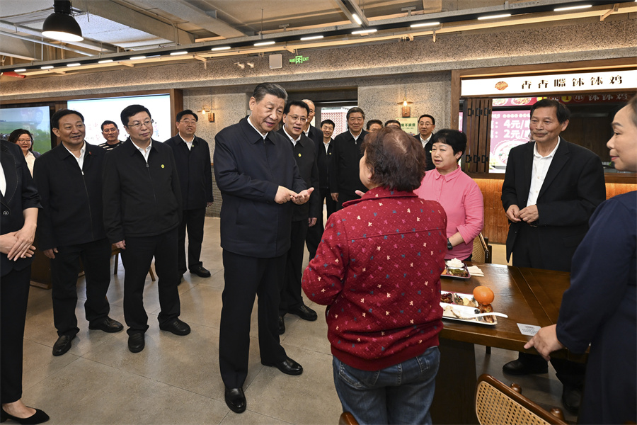 2024年4月22日下午，習近平在九龍坡區謝家灣街道民主村社區考察時(shí)，同正在社區食堂就餐的群眾親切交流。新華社記者 謝環(huán)馳 攝