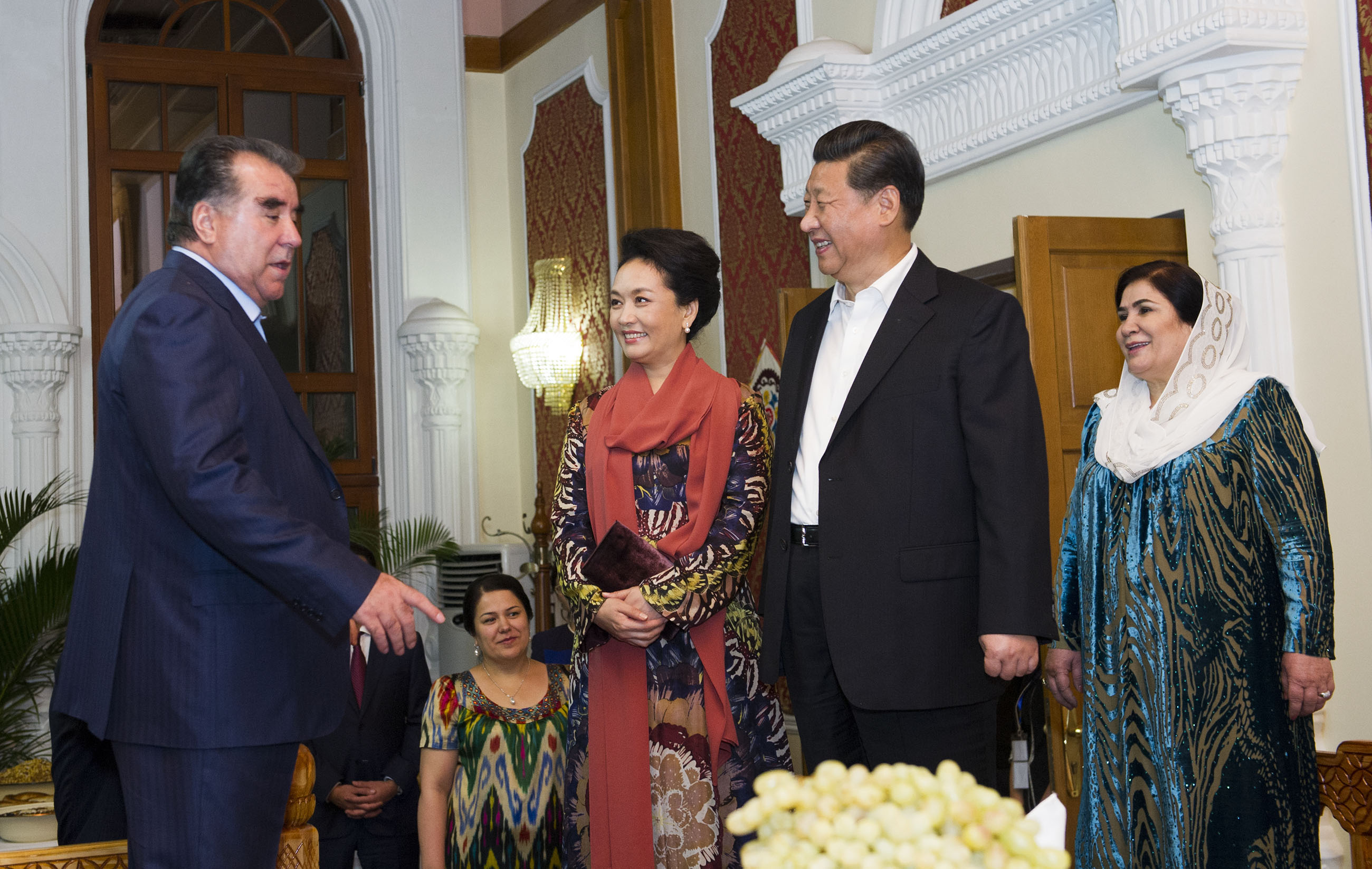 2014年9月12日，習近平主席在杜尚別出席塔吉克斯坦總統拉赫蒙舉行的家宴。這是習近平主席和夫人彭麗媛在拉赫蒙夫婦陪同下參觀(guān)總統官邸。