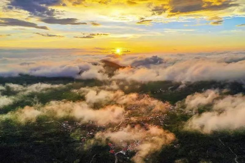 圖為云霧繚繞的軍營(yíng)村，群山盡翠，紅瓦掩映。廈門(mén)市委宣傳部供圖