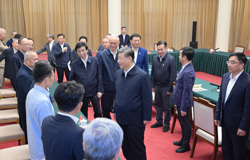 2024年5月23日，習近平總書(shū)記在山東省濟南市主持召開(kāi)企業(yè)和專(zhuān)家座談會(huì )并發(fā)表重要講話(huà)。這是總書(shū)記同參會(huì )的企業(yè)和專(zhuān)家代表親切交流。