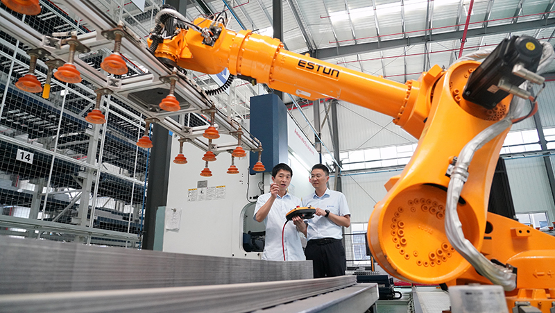 2023年8月26日，武漢，湖北長(cháng)江電氣有限公司智能車(chē)間，工作人員正在操作智能機械臂。