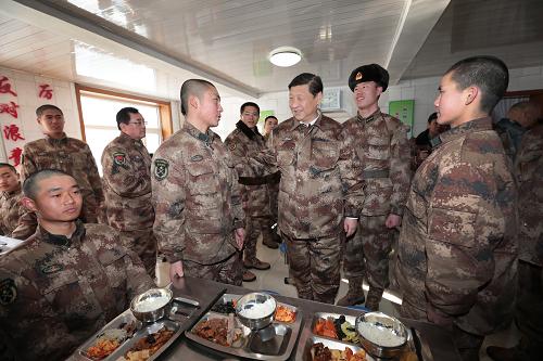 2014年1月26日中午，習近平來(lái)到連隊食堂，同戰士們一起用餐。新華社記者 李剛 攝