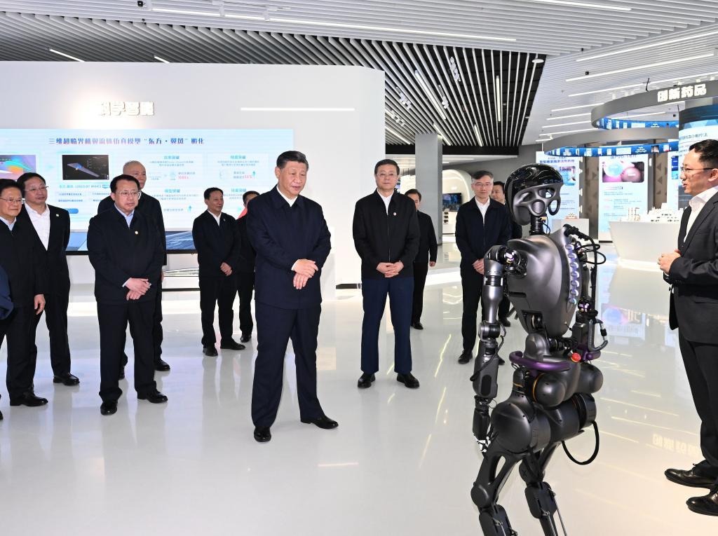 2023年11月28日下午，習近平在浦東新區張江科學(xué)城參觀(guān)上海科技創(chuàng  )新成果展。新華社記者 謝環(huán)馳 攝