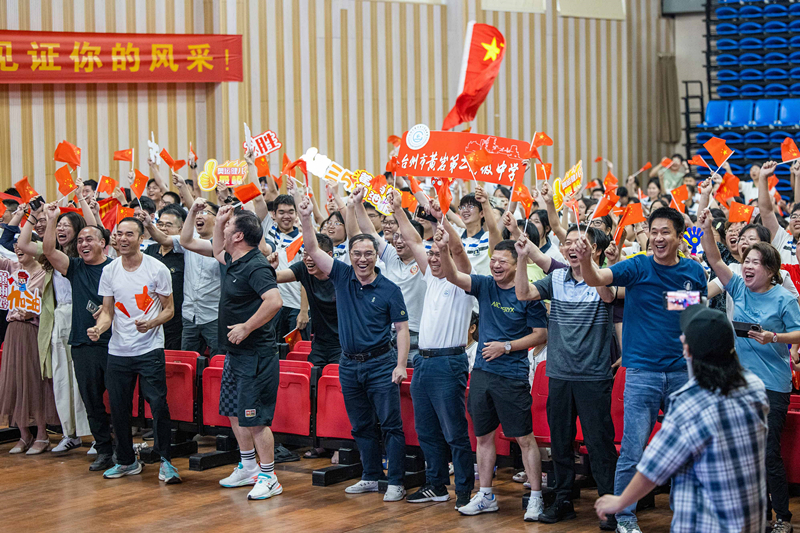 北京時(shí)間7月27日，2024年巴黎奧運會(huì )首個(gè)比賽日，在射擊10米氣步槍混合團體比賽中，中國選手黃雨婷/盛李豪獲得金牌。圖為黃雨婷的母校師生們通過(guò)收看奧運直播的方式為她加油助威。