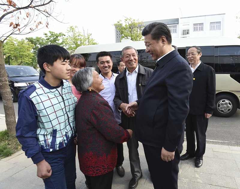 2016年4月25日，習近平在安徽省滁州市鳳陽(yáng)縣小崗村看望當年大包干帶頭人嚴金昌（右三）一家。